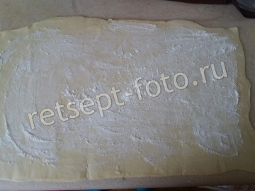Штрудель из слоеного теста с яблоком и смородиной