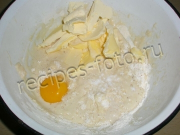 Дрожжевой рулет с маком и орехами