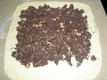 Дрожжевой рулет с маком и орехами