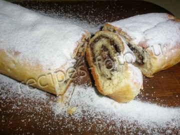 Дрожжевой рулет с маком и орехами