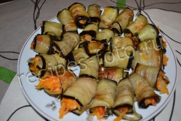 Рулетики из баклажанов с морковью, помидорами и чесноком
