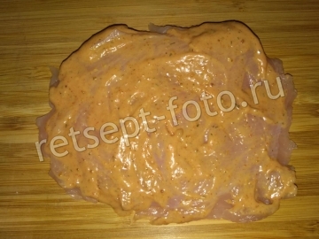 Рулетики из индейки с ананасами и сыром в духовке