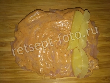 Рулетики из индейки с ананасами и сыром в духовке