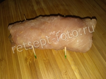 Рулетики из индейки с ананасами и сыром в духовке