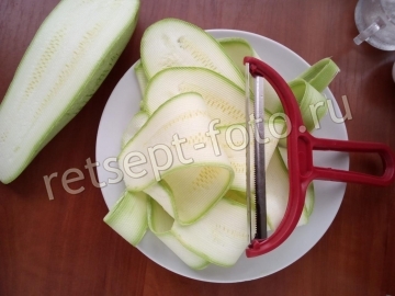 Рулетики из кабачков с куриной грудкой и помидором