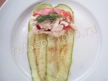 Рулетики из кабачков с куриной грудкой и помидором