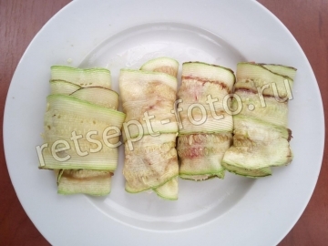 Рулетики из кабачков с куриной грудкой и помидором