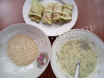 Рулетики из кабачков с куриной грудкой и помидором
