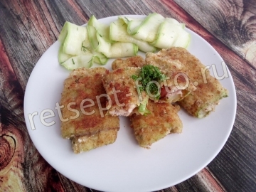 Рулетики из кабачков с куриной грудкой и помидором