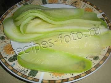 Рулетики из кабачков с курицей и сыром