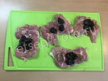 Рулетики из курицы с черносливом