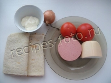 Рулетики из лаваша с колбасой и сыром