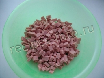 Рулетики из лаваша с колбасой и сыром