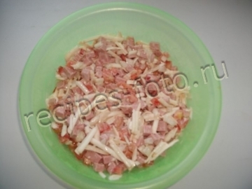 Рулетики из лаваша с колбасой и сыром