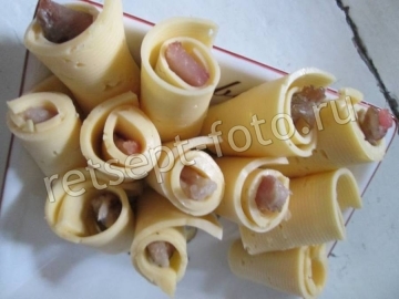Рулетики из сельди с сыром: фуршетная закуска