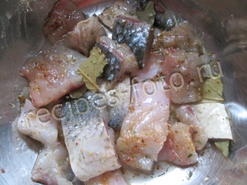 Рыба жаренная с луком и яйцом