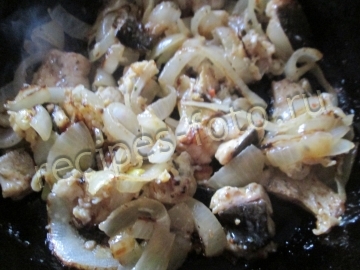 Рыба жаренная с луком и яйцом