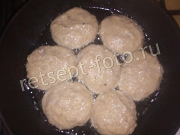 Рыбные котлеты из хека с сухарями