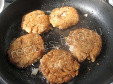 Рыбные котлеты из рыбных консервов с рисом