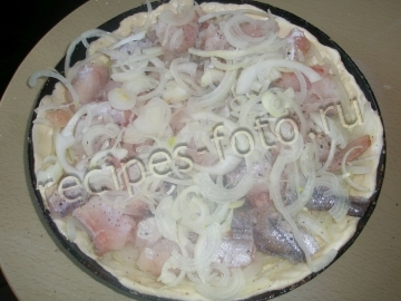 Дрожжевой рыбный пирог с луком (с хеком)