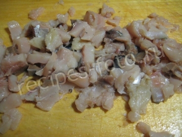 Рыбный салат с копченой скумбрией и свеклой