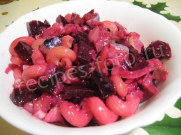 Рыбный салат с копченой скумбрией и свеклой
