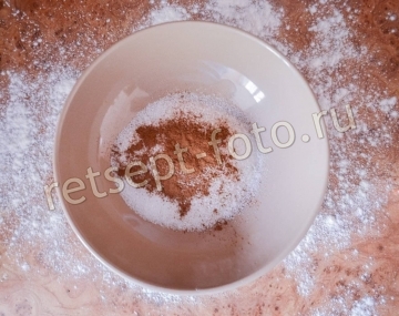Сахарные плюшки с корицей из дрожжевого теста