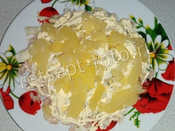 Салат "Ананас" с курицей и кукурузой