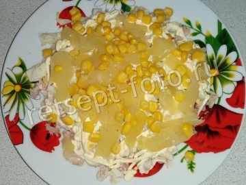 Салат "Ананас" с курицей и кукурузой