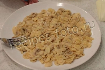 Салат "Белая ночь" с куриными сердечками и грибами