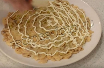 Салат "Белая ночь" с куриными сердечками и грибами