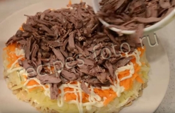 Салат "Белая ночь" с куриными сердечками и грибами