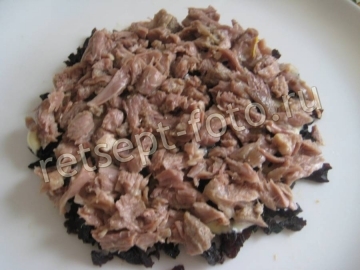 Салат "Березка" со свежим огурцом, курицей и черносливом