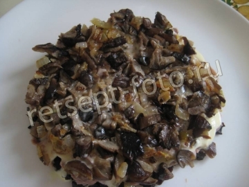 Салат "Березка" со свежим огурцом, курицей и черносливом