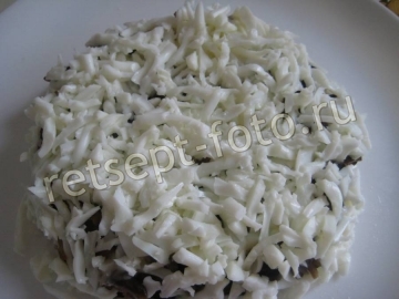 Салат "Березка" со свежим огурцом, курицей и черносливом