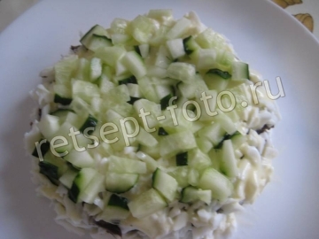 Салат "Березка" со свежим огурцом, курицей и черносливом