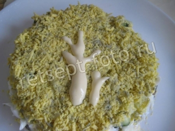 Салат "Березка" со свежим огурцом, курицей и черносливом