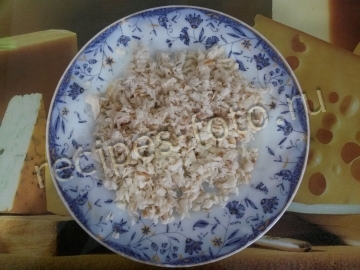 Салат "Дары моря" с крабовыми палочками, морской капустой и рыбой