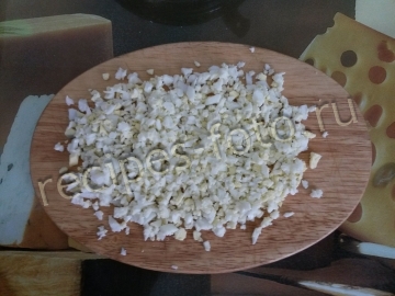 Салат "Дары моря" с крабовыми палочками, морской капустой и рыбой