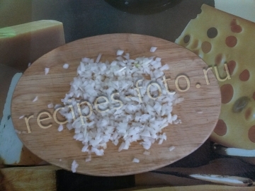 Салат "Дары моря" с крабовыми палочками, морской капустой и рыбой