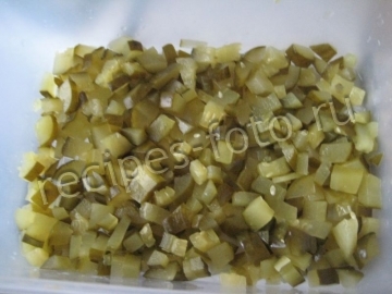 Салат "Грибная поляна" с курицей и солеными огурцами