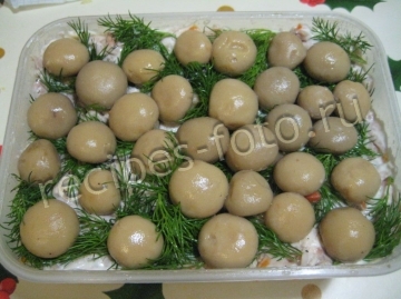 Салат "Грибная поляна" с курицей и солеными огурцами