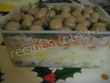 Салат "Грибная поляна" с курицей и солеными огурцами