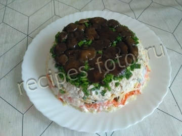 Салат "Грибная поляна" с опятами и курицей