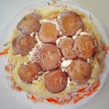 Салат "Грибная поляна" с жареными грибами и копченой курицей