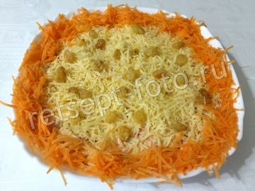 Салат "Изюминка" из свеклы, моркови и сыра
