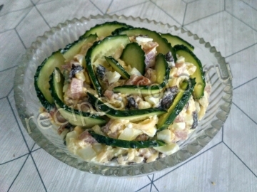 Салат "Изумрудный" с огурцом и ветчиной