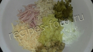 Салат "Изысканный" с курицей, ветчиной и грибами