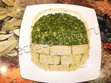Салат "Корзина с цветами" с курицей и грибами