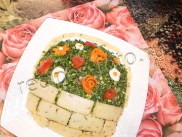 Салат "Корзина с цветами" с курицей и грибами